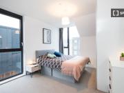 Rooms for rent in 4 bedroom apartment in Stratford, London