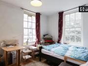 Rooms to rent in a 4 bedroom apartment in Marylebone, London