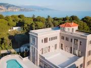 Roquebrune Cap Martin Prestigieuse propriété vue mer Garages