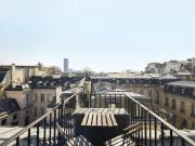 Rue de Varenne: un appartement avec petite terrasse...