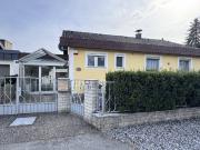 Ruhelage: Gepflegter Bungalow mit Wintergarten