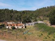 Ruína Bem Posicionada Com Vista Para O Campo Para...