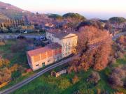 Rustici e casali in vendita di 1070 m²