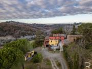 Rustici e casali in vendita di 1150 m² in Strada...