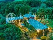 Rustici e casali in vendita di 1172 m² in Via Madonna...