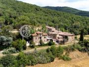 Rustici e casali in vendita di 1200 m² in Strada...