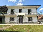 Rustici e casali in vendita di 215 m² in Via Torino, 25