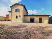 Rustici e casali in vendita di 230 m² in Strada Le Capanne