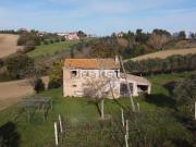 Rustici e casali in vendita di 330 m² in Via Agugliano, 2
