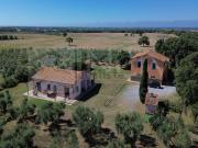 Rustici e casali in vendita di 342 m² in Strada Pescia...