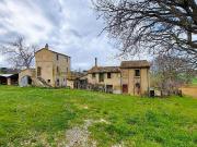 Rustici e casali in vendita di 500 m² in Via Montale