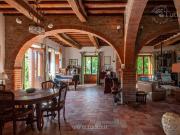 Rustici e casali in vendita di 587 m² in Via Spineta, 32