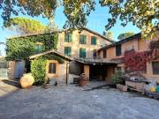 Rustici e casali in vendita di 600 m² in Via Montefalco