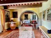 Rustici e casali in vendita di 600 m² in Via Querciole