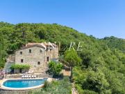 Rustici e casali in vendita di 632 m² in Via Santa Pia