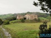 Rustici e casali in vendita di 650 m² in Contrada Camerino