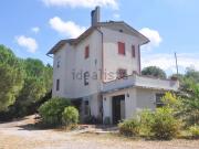 Rustici e casali in vendita di 650 m² in Via di Serragrande