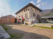 Rustici e casali in vendita di 784 m² in Via Golf