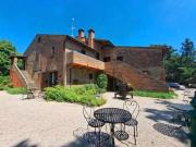 Rustici e casali in vendita di 915 m² in Via Romagna