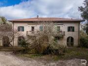 Rustici e casali in vendita di 950 m² in Strada...