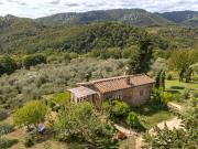 Rustico in pietra con vista panoramica tra le colline...