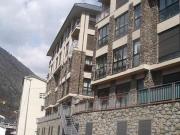 Rústico piso con amplio jardín