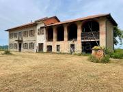 Rustico/casale/corte in vendita a Serravalle Langhe via...