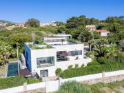 Saint Aygulf, villa contemporaine pieds dans l'eau à...