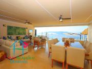 Sala de TV con salida a la terraza, sillones y vista al mar