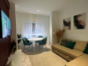 Sala espaçosa com sofá cama