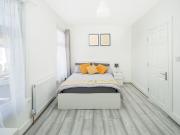 Salisbury Road, London E12, 1 bed flat to rent, £900 pcm...