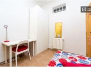 Salón acogedor con estantería en piso de 8 habitaciones,...