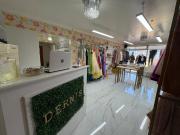 Salón de belleza y manicure frente al puerto