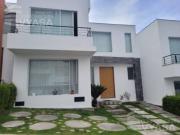 SAN JUAN CUMBAYÁ, BONITA CASA DE VENTA DE 196 M2 DE 3...