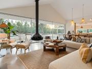 Sandstone Sanctuary Villa por CadenzaLux