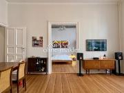 Sanierte 3 Zimmer Altbauwohnung mit Balkon im...