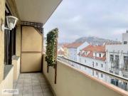 Sanierungsbedürftige 2 Zimmerwohnung mit großem Balkon...