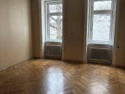 Sanierungsbedürftige 82m² Altbauwohnung mit mini Balkon...