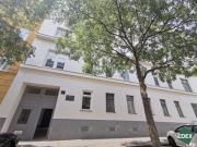Sanierungsbedürftige Drei Zimmer Wohnung direkt an der U3