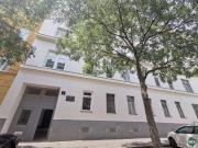 Sanierungsbedürftige Drei Zimmer Wohnung direkt an der U3