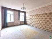 Sanierungsbedürftige Drei Zimmer Wohnung direkt an der...