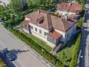 Sanierungsbedürftige Wienerwald Villa mit 2 Wohnungen...