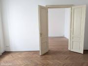 Sanierungsbedürftige Wohnung in Bestlage