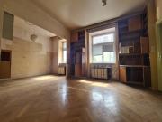 Sanierungsbedürftiger Altbau mit bewilligtem Balkon