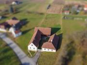 Sanierungsbedürftiger Bauernhof mit großem Grundstück