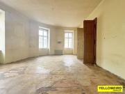 Sanierungsbedürftiges 75 m² Apartment in guter Lage des...