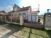 Sanierungsbedürftiges Haus auf großem Grundstück