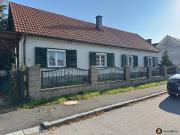 Sanierungsbedürftiges Haus mit Nebengebäuden