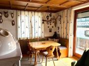 Sanierungsbedürftiges Mehrparteienhaus und Geschäftslokal