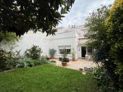Sant Feliu de Guíxols, Casa de poble amb jardí